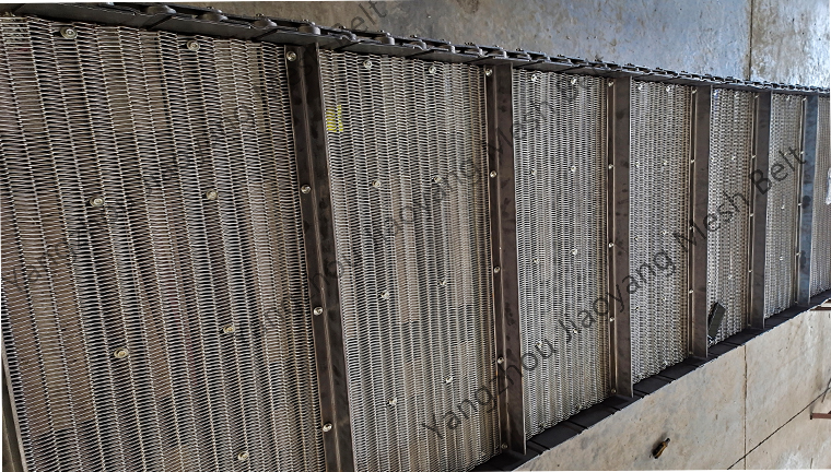 High-temperature resistant conveyor belt for heat treatment applications
