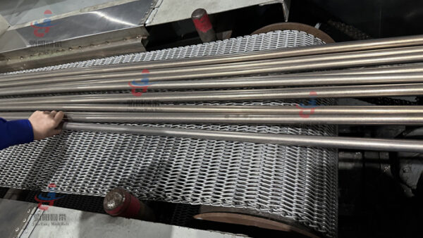 Steel pipe annealing furnace mesh belt